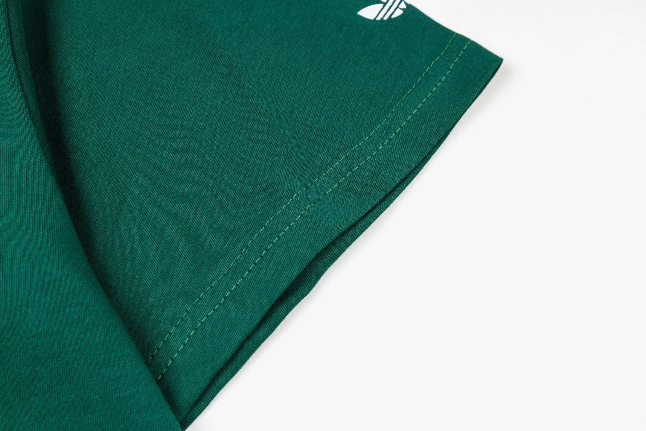 Adidas Clover Song Yuqi Same Style preppy short-sleeved pure cotton material, skin-friendly and breathable, super comfortable to wear in spring and summer! It has a loose fit on the front shoulder and Navy Blue contrasting edges, giving it a full retro college style✨. The embroidered badge on the chest is super delicate and highly recognizable. It goes well with short skirts or straight pants. It can be easily worn in daily casual or campus wear ~ Versatile also reduces age and directly adds a sense of youthful vitality! Style number: A 191# Color: Green White Size: S M L XL XXL